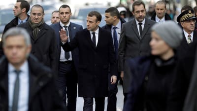 Emmanuel Macron i mitten, till höger poliskommendör Michel Delpuech, andra till höger inrikesminister Christophe Castaner och till väster står Laurent Nunez.