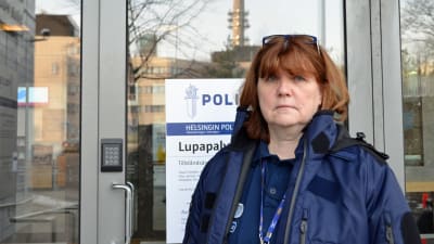 Överkonstapel Heidi Warelius står utanför Polishuset i Helsingfors