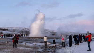 Gejsern Strokkur på Island får ett utbrott.
