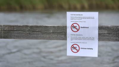 en skylt om badförbud vid en badstrand