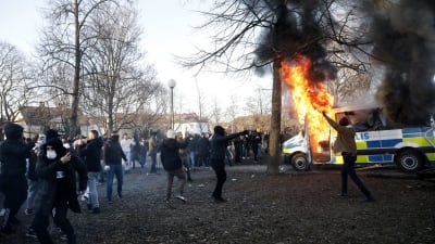 Demonstranter och en brinnande polisbil i Örebro.