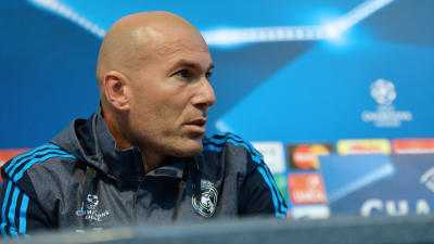Zinedine Zidane laddar för match mot Manchester City.