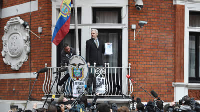 Wikileaks grundare Julian Assange visar upp FN-panelens utlåtande i ett tal inför medier och anhängare på Ecuadros ambassad i London i fredags