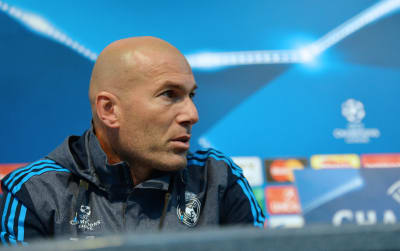 Zinedine Zidane laddar för match mot Manchester City.