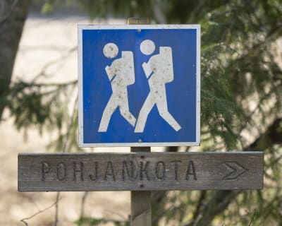 Skylt ute i naturen som pekar mot Pohjankota.