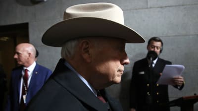 Dick Cheney i profil med en beige stetson på huvudet.
