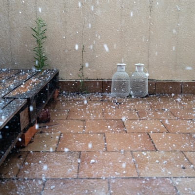 Hagel som täcker utomhuskakelplattor.
