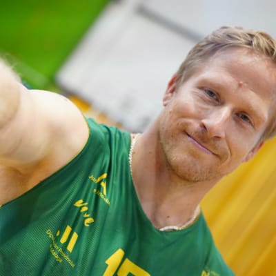Leo-Pekka Tähti poserar med basketboll i handen.