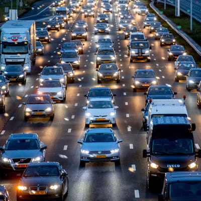 Trafikstockning på den flerfiliga motorvägen A4, Hoofdorp, Nederländerna.