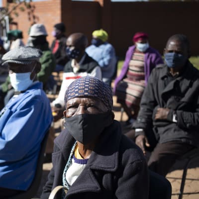 Sydafrikanska äldre väntar på sin tur att få coronavaccin i Johannesburg.