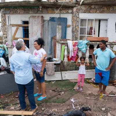 Colombias president Ivan Duque tröstar invånare i Providencia som drabbats av orkanen Iota.