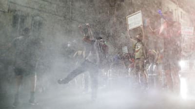 Polis använder vattenkanoner mot demonstranter utanför premiärminister Benjamin Netanyahus residens i Jerusalem.