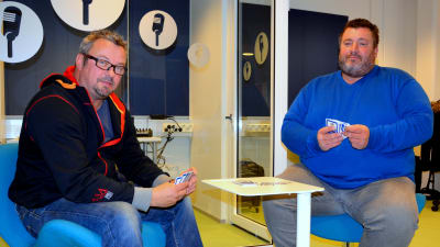 Jan Svanlund och Kent Rönn spelar pidro.