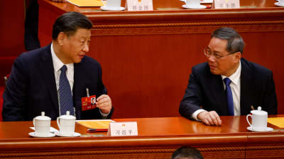 Kinas president och premiärminister diskuterar under folkkongressen