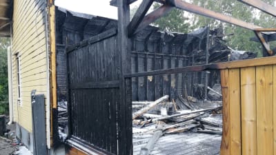 Ett hus svartbränt av eld