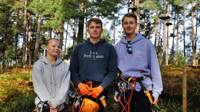 Helle Haugland, Casimir Granvik och Emil Carlén. Ungdomarna är i skogen i Flow park.