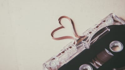 C-kassett med bandsnutt som bildar ett hjärta