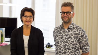 Hillevi Lönn från arbets och näringsministeriet och Juha Mikkilä från reklambyrån