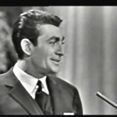Jean-Claude Pascal sjunger i Eurovisionen år 1961.