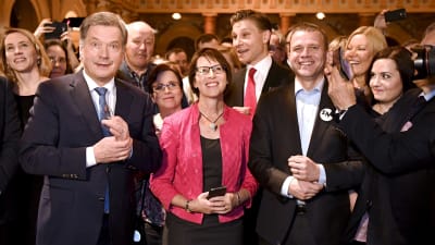 Gruppbild från Samlingspartiets valvaka 2018. 