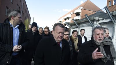 Danmarks statsminister Lars Løkke Rasmussen tillsammans med flera av sina ministrar i Mjølnerparken.