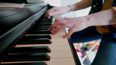 Pianoa soittavat kädet lähikuvassa