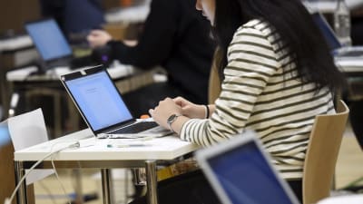 En flicka skriver på dator