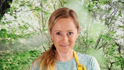 Alexandra de Paoli småler rakt in i kameran. Bakgrunden är en grönskande skogsdunge.