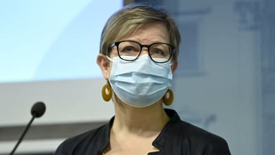 Inrikesminister Krista Mikkonen i närbild med munskydd.