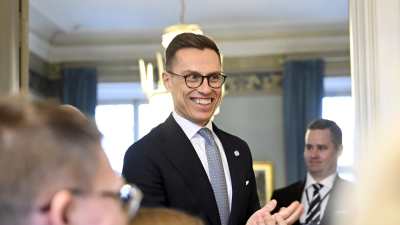  Alexander Stubb lehdistötilaisuudessa Suomen suurlähettilään residenssissä Tukholmassa.