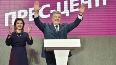 Petro Porosjenko tillsammans med sin hustru Maryna tackar sina anhängare i partiets högkvarter i Kiev 21.4.2019  