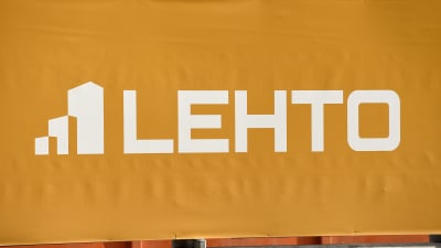 Lehtos logga på en orange banderoll.