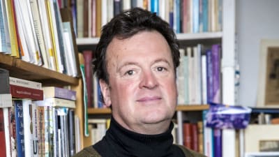Författaren Fredrik Ekelund i grön tröja. 2018.