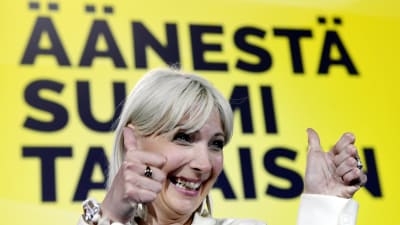 Laura Huhtasaari visar tummarna upp efter EU-valet 2019.