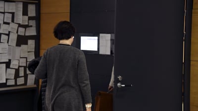 Hoplaxskolans tidigare rektor i tingsrätten.