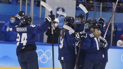 Finlands ishockeydamer jublar