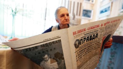 En rysk pensionär läser tidningen Pravda.