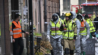 Polis, bombtekniker och räddningstjänst på plats vid länsstyrelsen i centrala Malmö 29.3.2023.