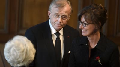 Tellervo Koivisto (med ryggen mot kameran) svärsonen Heikki Allonne och dottern Assi Koivsito