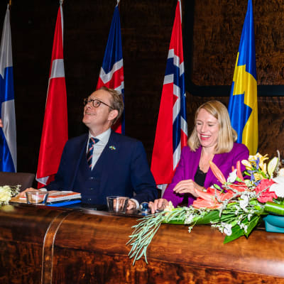 Tobias Billström, Anniken Huitfeldt ja Pekka Haavisto tiedotustilaisuudessa. 