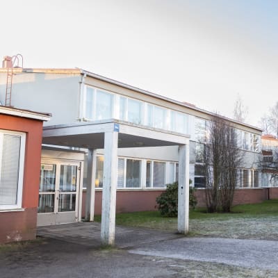 Huvudingång till Ekenäs högstadieskola.