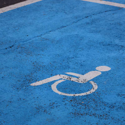 Logo på parkeringsplats för rörelsehindrade