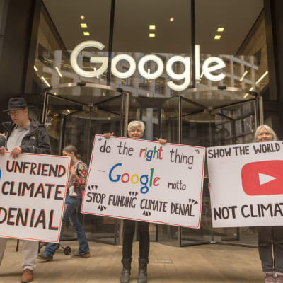 Ihmisiä osoittamassa mieltä Googlen toimiston edessä Lontoossa.