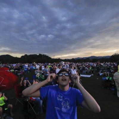 Amerikaner tittar på solförmörkelsen den 21 augusti i Rabun Gap i delstaten Georgia.