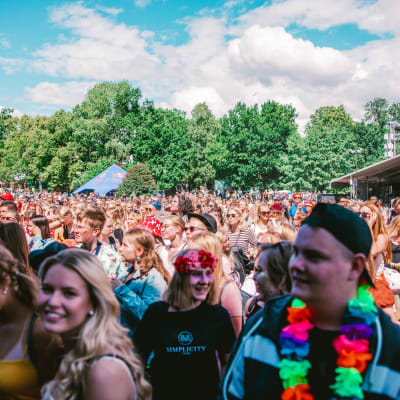 Festariyleisöä Robin Packalenin Ruisrock-keikalla.