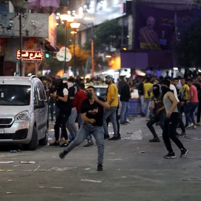 Bild på sammandrabbningar mellan demonstranter och polis.