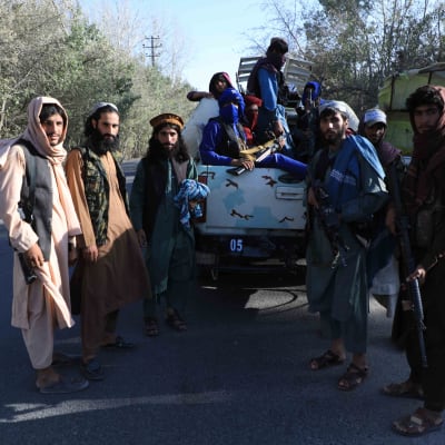 Talibanin taistelijoita pitää vahtia kadulla. 