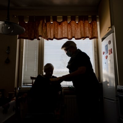 Anonym bild av hemvårdare och äldre.