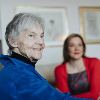 Märta Tikkanen och Johanna Holmström.