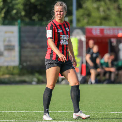 Amanda Rantanen spelar fotboll.